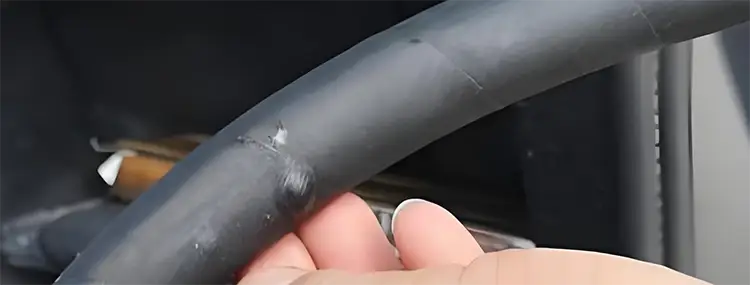 Excessive pressure The hose bulges